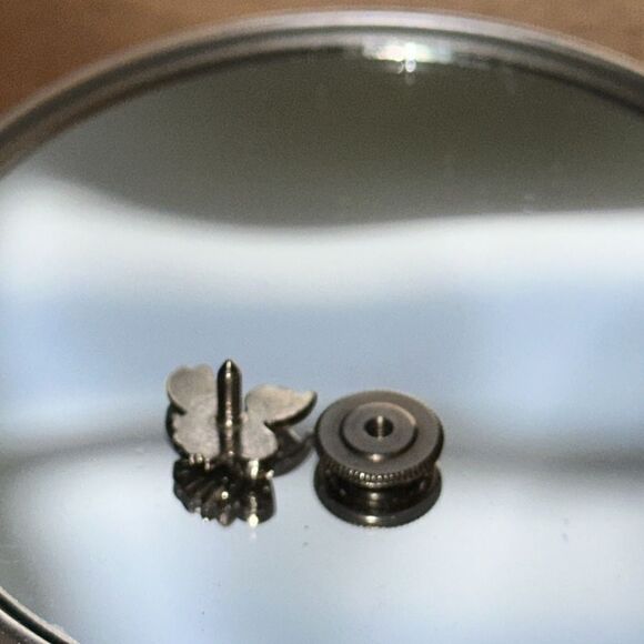 Vintage Silver tone moose head screw back lapel pin - Picture 3 of 4